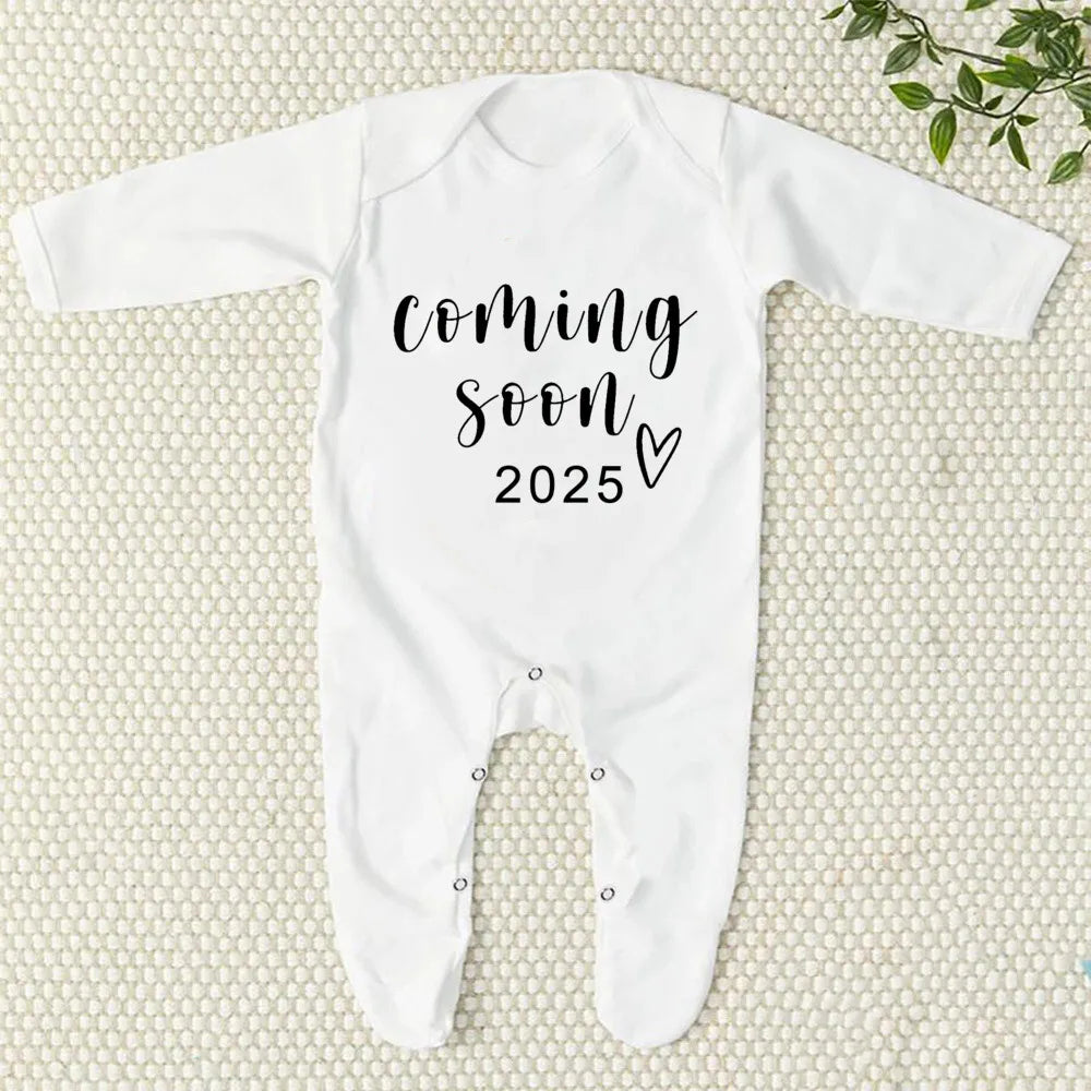 Baby Announcement 2025 Baby Bodysuit Baby Babygrow Sleepsuit Newborn Hospital Coming Home Outfit Infant Pregnancy Reveal Clothes